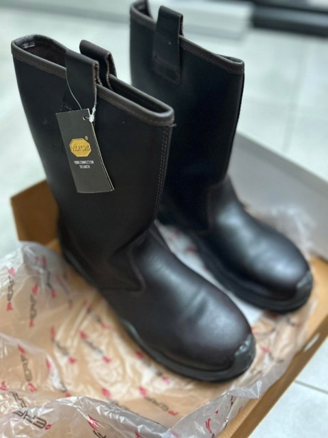 BUTY ROBOCZE BHP SKÓRZANE PERF COMMANDER S3 HRO SRC PODESZWA VIBRAM ROZ. 45 - para uszk. BUTY ROBOCZE BHP SKÓRZANE PERF COMMANDER S3 HRO SRC PODESZWA VIBRAM ROZ. 45 - para uszk.
